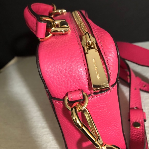 ‼️ SOLD! Michael Kors Cuteeee Camera Bag!! ‼️ - Picture 6 of 9